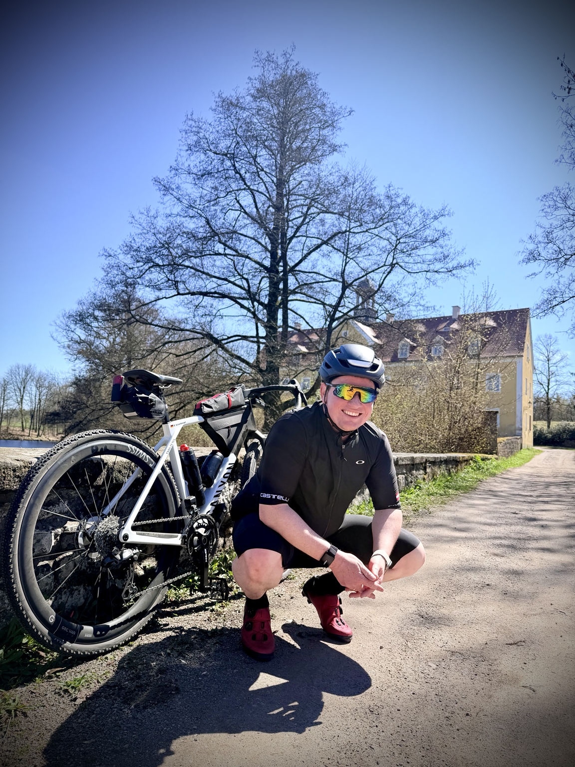 Rainer in Radkleidung neben seinem Fahrrad bei einer Pause.