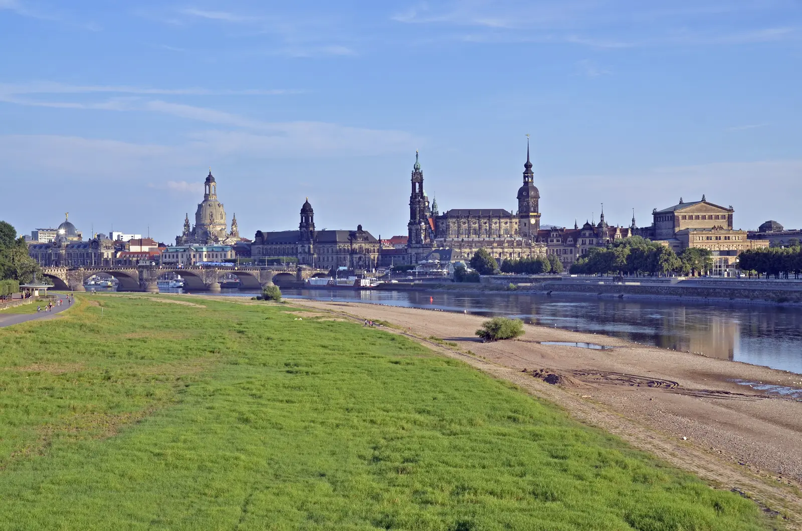 Dresdens Altstadt und Elbe im warmen Abendlicht