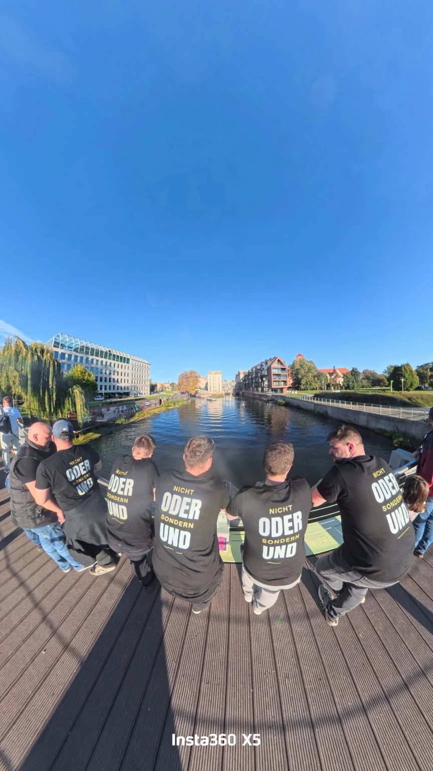 Rainer und Freunde tragen beim Junggesellenabschied T-Shirts mit dem Motto Nicht Oder sondern Und